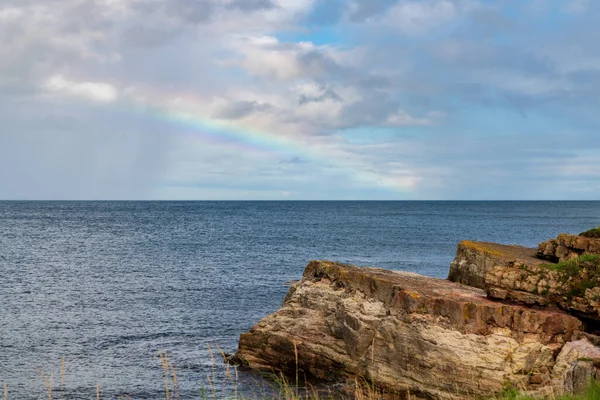 Arco Iris Sobre Mar Del Norte Visto Benthall Northumberland Inglaterra —  Fotos de Stock