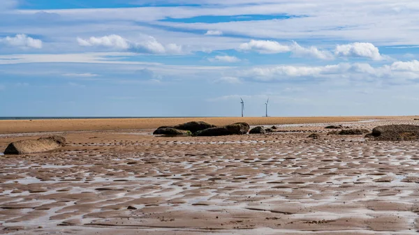 英国诺森伯兰柬埔寨人的北海海岸 背景是风力涡轮机的海滩 — 图库照片