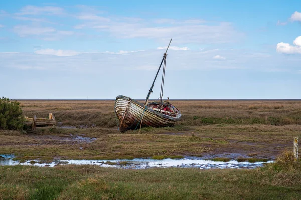 Thornham Old Harbour, Norfolk, İngiltere 'de eski bir ahşap yelkenli.