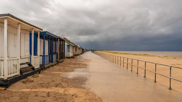 Γκρι Σύννεφα Πάνω Από Τις Καλύβες Στην Παραλία Sandilands Lincolnshire — Φωτογραφία Αρχείου