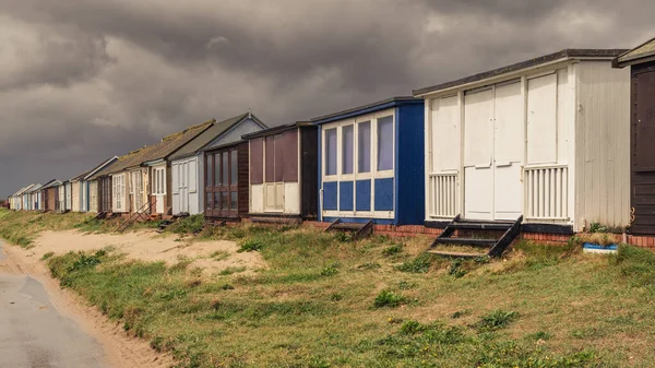 Сірі Хмари Над Пляжними Хатинами Санділенді Лінкольншир Англія — стокове фото