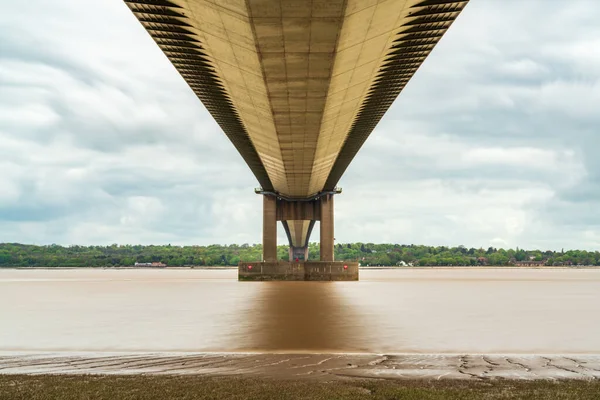 Humber Köprüsü 'nün üzerindeki gri bulutlar, İngiltere' nin kuzeyindeki Barton-Upon-Humber 'dan görüldü.