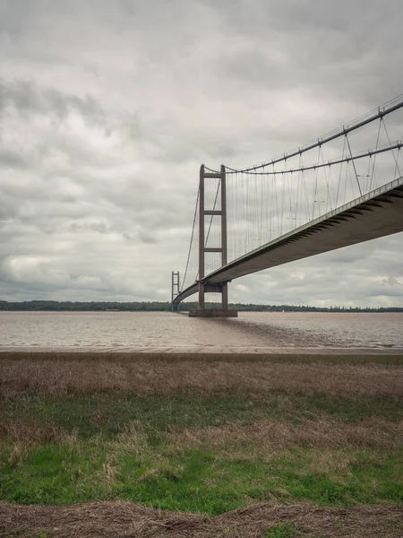 Humber Köprüsü 'nün üzerindeki gri bulutlar, İngiltere' nin kuzeyindeki Barton-Upon-Humber 'dan görüldü.