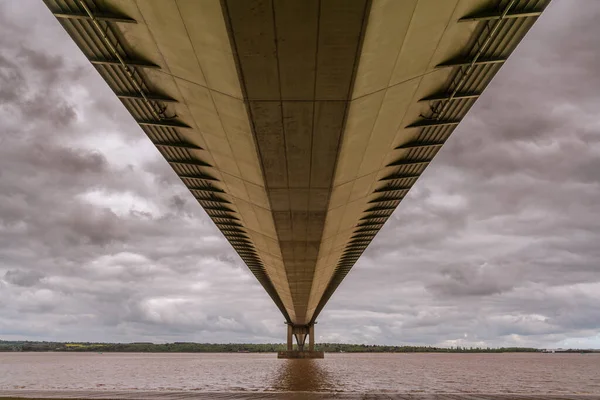 Humber Köprüsü 'nün üzerindeki gri bulutlar, İngiltere' nin kuzeyindeki Barton-Upon-Humber 'dan görüldü.