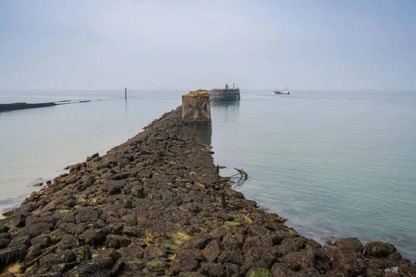 Heysham Limanı, Lancashire, İngiltere, İngiltere 'deki Güney İskelesi' nden geçen bir gemi.