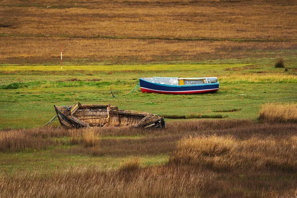 英国坎布里亚郡Askam Furness的两艘小船在草地上的残骸 — 图库照片
