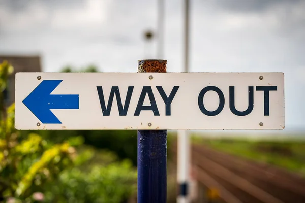 Schild Way Out Mit Verschwommenem Hintergrund Gesehen Kirkby Furness Cumbria — Stockfoto
