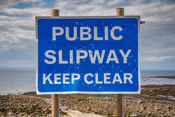 英国坎布里亚郡帕顿海滩的公共滑道 请保持清洁 — 图库照片
