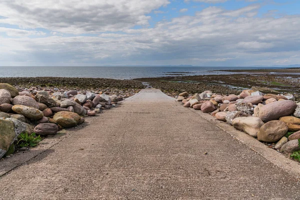 Öffentliche Rutschbahn Mit Steinen Bei Ebbe Parton Beach Cumbria England — Stockfoto