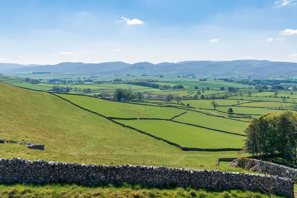 Cumbria Eden Bölgesi 'nde manzara, Orton, İngiltere yakınlarındaki B6260 yolunda görüldü.