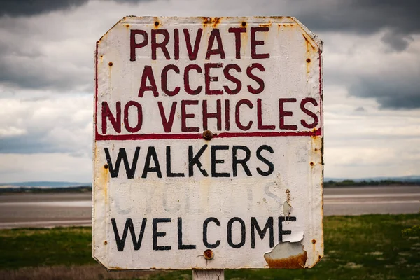 私家通道 没有车辆 步行欢迎 不再欢迎骑自行车的人 — 图库照片