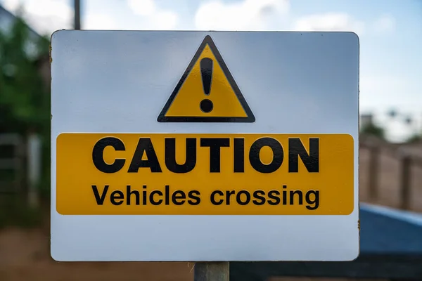 Hinweisschild Achtung Fahrzeuge Überqueren Mit Verschwommenem Hintergrund — Stockfoto