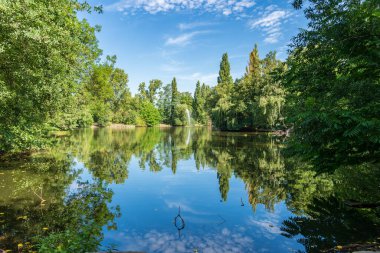Sterkrade, Oberhausen, Kuzey Ren-Westfalia, Almanya 'daki park göletinin manzarası