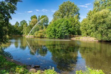 Sterkrade, Oberhausen, Kuzey Ren-Westfalia, Almanya 'daki park göletinin manzarası