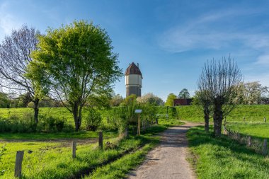 Rheinaue Friemersheim Duisburg 'da, arkada Hohenbudberg su kulesi, Ruhr Alanı, Kuzey Ren-Vestfalya, Almanya