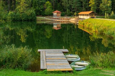 Almanya 'nın Baden-Wuerttemberg kenti Freudenstadt yakınlarındaki Kara Orman' da bulunan Nagoldtalsperre (Nagold Barajı) köprüsü.