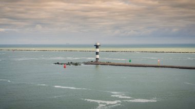 Kuzey Denizi, Hollanda 'nın güneyindeki Rotterdam Limanı yakınlarında bir liman ışığı var.