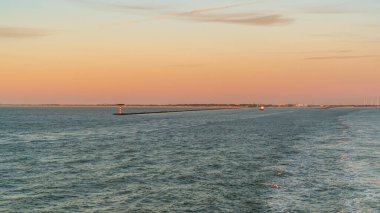 Kuzey Denizi, Hollanda 'nın güneyindeki Rotterdam Limanı yakınlarında bir liman ışığı var.