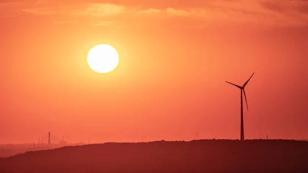 德国北莱茵 威斯特伐利亚Halde Haniel Bottrop的落日和鲁尔地区的一些风力涡轮机 — 图库照片