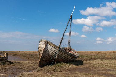 Thornham Old Harbour, Norfolk, İngiltere 'de eski bir ahşap yelkenli.