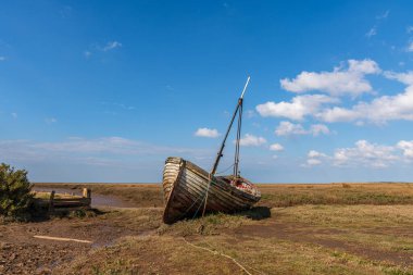Thornham Old Harbour, Norfolk, İngiltere 'de eski bir ahşap yelkenli.
