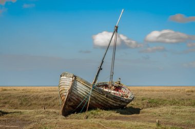 Thornham Old Harbour, Norfolk, İngiltere 'de eski bir ahşap yelkenli.