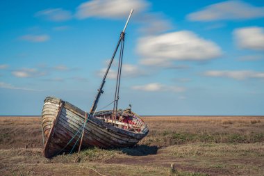 Thornham Old Harbour, Norfolk, İngiltere 'de eski bir ahşap yelkenli.