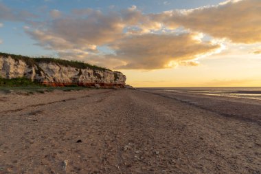 Norfolk, İngiltere 'deki Hunstanton Kayalıkları' nda akşam ışığı ve bulutlar.
