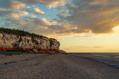 Norfolk, İngiltere 'deki Hunstanton Kayalıkları' nda akşam ışığı ve bulutlar.