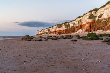 İngiltere, Norfolk 'taki Hunstanton Cliffs' de akşam ışığı.