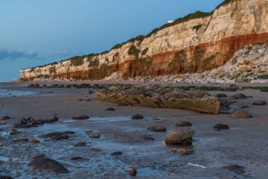 İngiltere, Norfolk 'taki Hunstanton Cliffs' de akşam ışığında Buharlı Tramvay Enkazı Sheraton.