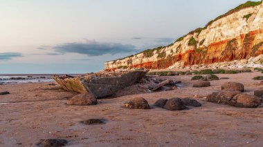 İngiltere, Norfolk 'taki Hunstanton Cliffs' de akşam ışığında Buharlı Tramvay Enkazı Sheraton.