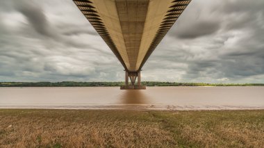 Humber Köprüsü 'nün üzerindeki gri bulutlar, İngiltere' nin kuzeyindeki Barton-Upon-Humber 'dan görüldü.