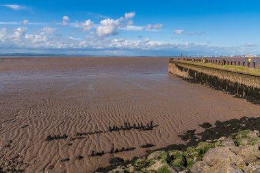 Arka planda Bristol Kanalı olan Portishead İskelesi 'nde gelgit, Kuzey Somerset, İngiltere' de görüldü.