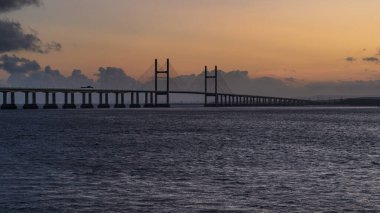 The Prince of Wales Köprüsü ve Severn Nehri 'nde akşam Redwick, Güney Gloucestershire, İngiltere' den görüldü.