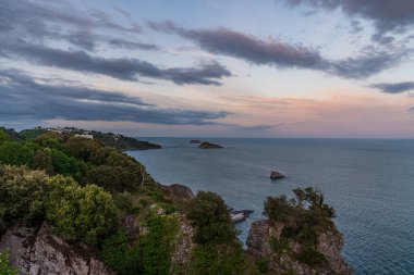 Torquay, Torbay, İngiltere, İngiltere 'deki uçurumlar, deniz ve Thatcher Kayası manzaralı Daddyhole Cove üzerinde akşam ışığı