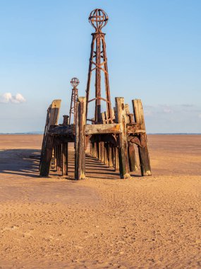 St Anne 's Plajı' nda St. Anne 's, Lancashire, İngiltere, İngiltere' de görülen iskelenin kalıntılarıyla.