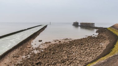 Heysham Harbour, Lancashire, İngiltere 'de görülen Güney İskelesi ve İrlanda Denizi' ne geri dönüş akışı.