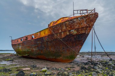 Walney Kanalı 'nın çamurunda paslı bir gemi enkazı, Roa Adası, Cumbria, İngiltere, İngiltere' ye giden yoldan görülüyor.
