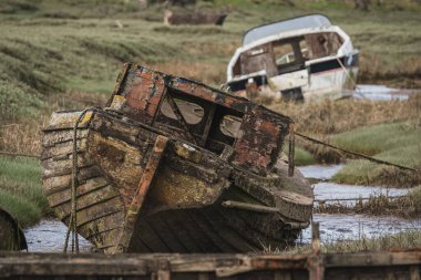 Askam-in-Furness, Cumbria, İngiltere ve İngiltere 'de görülen iki tekne enkazı.