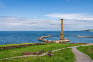 Arka planda, Whitehaven, Cumbria, İngiltere 'de görülen, iskelesi West Pier Lighthouse ve arka planda North Pier Lighthouse olan şamdan bacası.