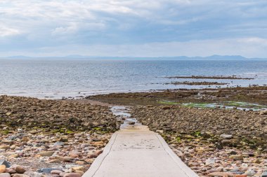 Parton Sahili, Cumbria, İngiltere, İngiltere 'de dalgaların çekildiği yerde kayalıklar var.