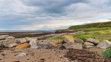 Arka planda Robin Rigg Offshore Windfarm, Harrington, Cumbria, İngiltere, İngiltere 'de görüldü.