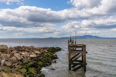 Arka planda İskoçya kıyısı olan limanın girişi Silloth, Cumbria, İngiltere 'deki Batı Sahili' nden görüldü.