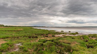 Solway sahili, Bowness-on-Solway, Cumbria, İngiltere 'deki River Esk Kanalı' na bakıyor.