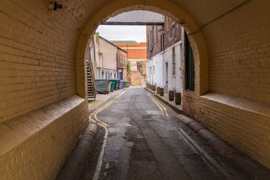 Yanlarında çöp konteynırları olan küçük bir yol, Carlisle, Cumbria, İngiltere, İngiltere 'de görülüyor.