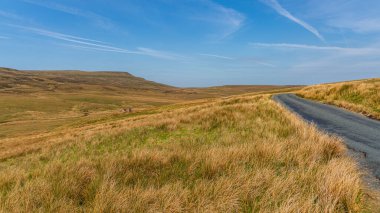 Nateby ile Birkdale, North Yorkshire, İngiltere arasındaki B6270 yolunda Yorkshire Dales 'den geçiyoruz.