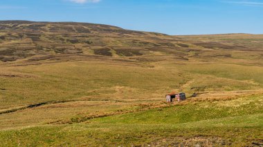 Nateby ile Birkdale, North Yorkshire, İngiltere arasındaki B6270 yolunun yakınında terk edilmiş bir arazi karavanı.