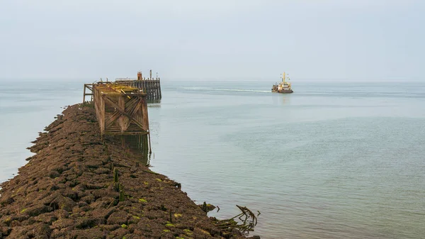 Skib Passerer South Pier Heysham Harbour Lancashire England Storbritannien - Stock-foto