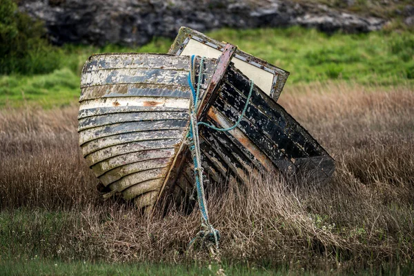 英国坎布里亚郡Askam Furness发现的草丛中的船的残骸 — 图库照片